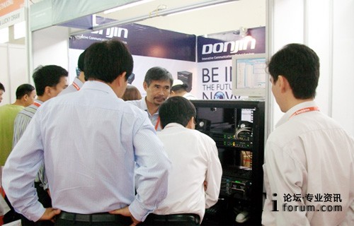 東進(jìn)技術(shù)展臺(tái)現(xiàn)場觀眾交流